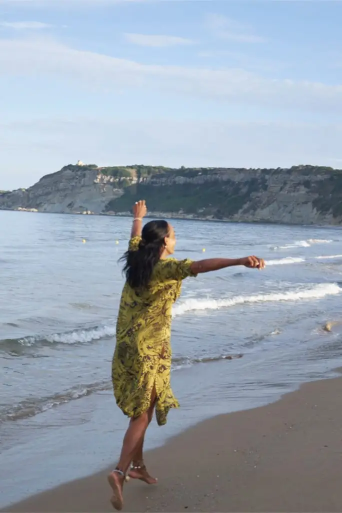 dunja wie sie locker am strand tanzt