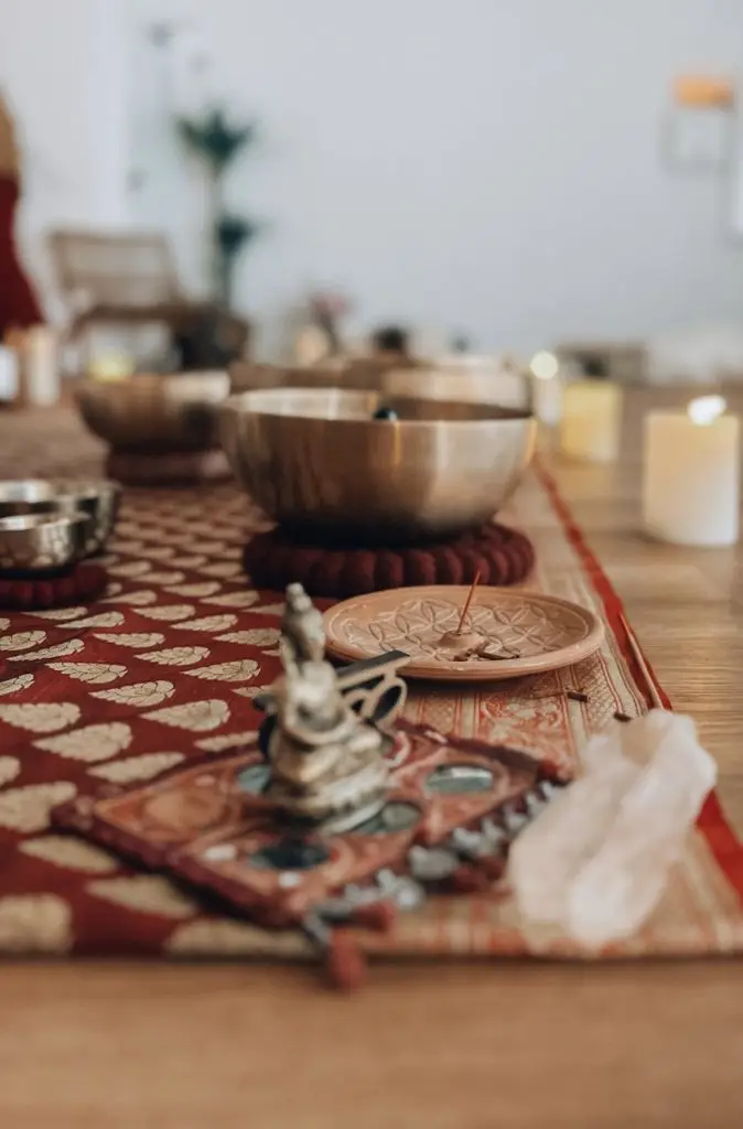 Kleine Buddhafigur mit Klangschalen stehen dekorativ auf dem boden